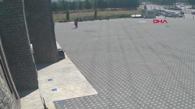 Gözlerine kestirdikleri motosikleti düz kontak yaparak çaldılar